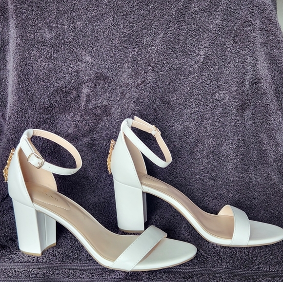 Sz 9.5 White Heels with Gold & Emerald Details - Picture 3 of 6